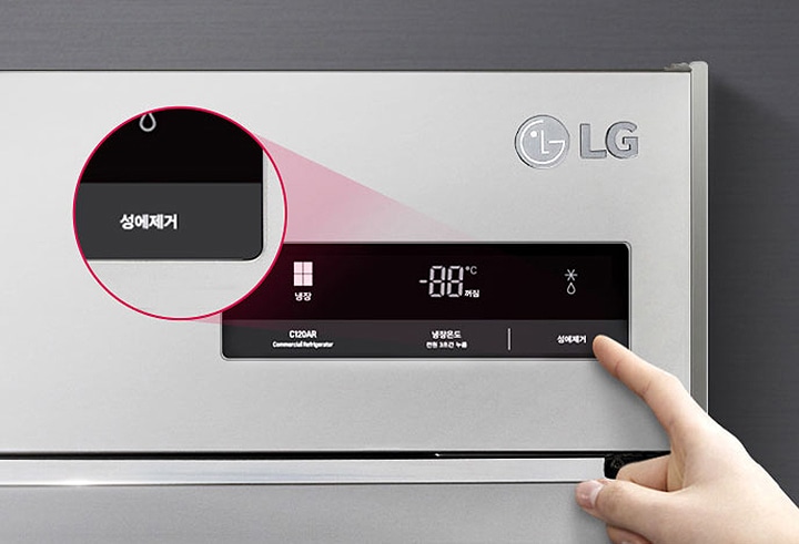 회색 배경의 전자제품 전면에 디지털 디스플레이가 있으며, 디스플레이에는 냉장, -80°C, 성에제거 등의 정보가 표시되어 있습니다. 손가락이 디스플레이를 가리키고 있으며, 확대된 원 안에 '성에제거'라는 텍스트가 강조되어 있습니다. 상단에는 'LG' 로고가 보입니다.
