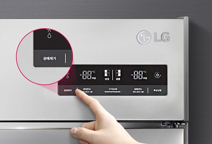 LG 로고가 있는 금속 재질의 가전제품이 있습니다. 디지털 디스플레이에는 냉동 온도 -18°C, 냉장 온도 3°C, 냉동 온도 -18°C가 표시되어 있으며, '성에제거' 버튼이 강조되어 있습니다. 손가락이 디스플레이 아래의 버튼을 가리키고 있습니다.