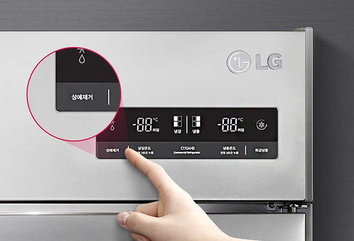 LG 로고가 있는 금속 재질의 가전제품이 있습니다. 디지털 디스플레이에는 냉동 온도 -18°C, 냉장 온도 3°C, 냉동 온도 -18°C가 표시되어 있으며, '성에제거' 버튼이 강조되어 있습니다. 손가락이 디스플레이 아래의 버튼을 가리키고 있습니다.