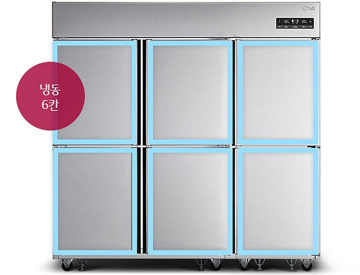 대형 냉장고 이미지로, 총 여섯 개의 문이 있으며, 각 문은 파란색 테두리로 강조되어 있습니다. 냉장고의 상단에는 디지털 디스플레이가 있고, 빨간색 원형 배경에 냉동 6칸이라는 문구가 적혀 있습니다. 바퀴가 달려 있어 이동이 용이해 보입니다.