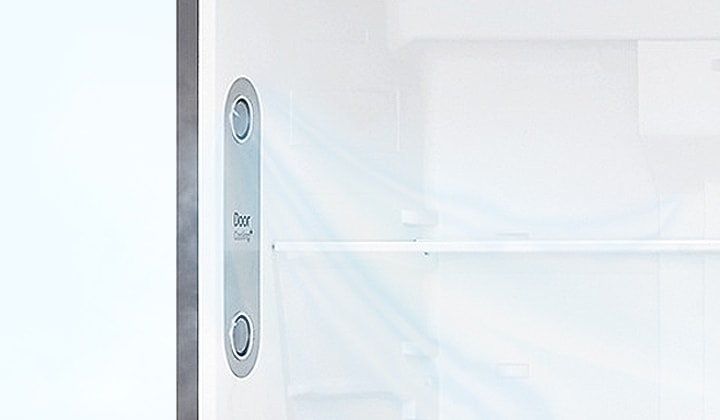 냉장고 내부의 일부가 보이며, 문 쪽에는 Door Cooling이라는 텍스트가 적힌 패널이 있습니다. 패널에는 두 개의 원형 통풍구가 있으며, 시원한 공기가 흐르는 듯한 파란색 선이 표현되어 있습니다. 