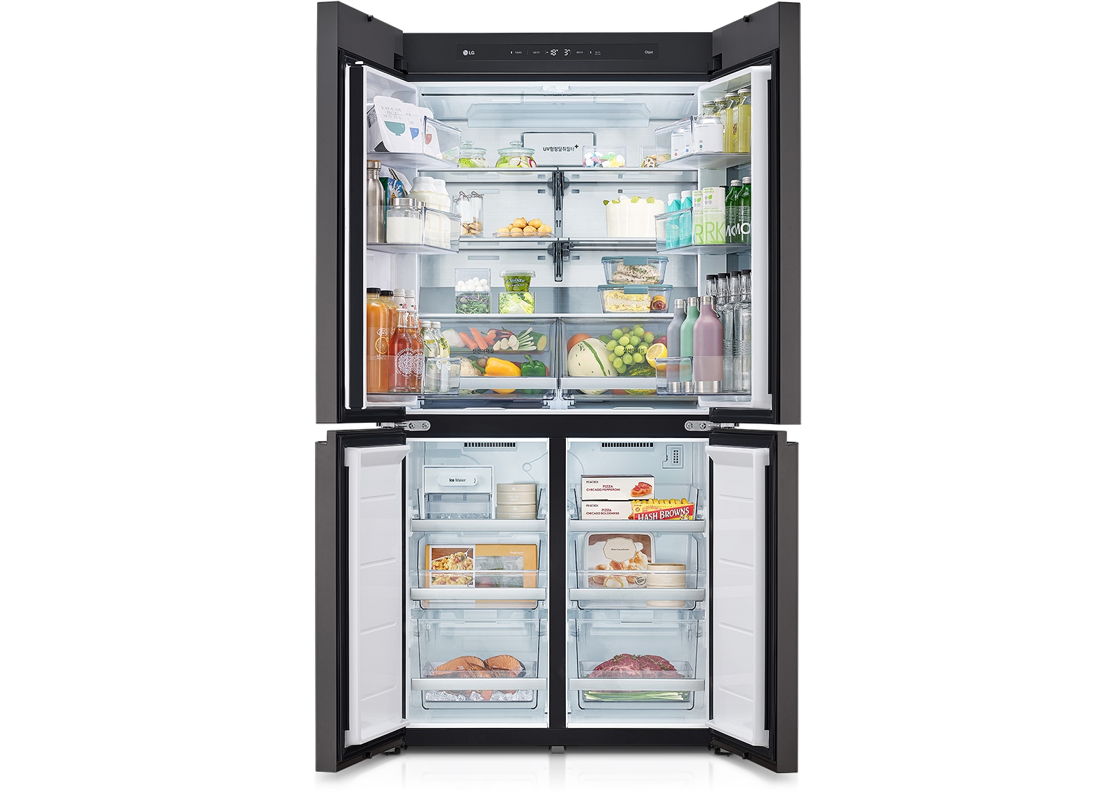 문이 열린 냉장고 내부 모습입니다. 상단에는 음료수, 우유, 계란, 야채 등이 정리되어 있으며, 냉동식품과 고기가 보관되어 있습니다. 다양한 종류의 음식과 음료가 깔끔하게 배치되어 있습니다. 냉장고 문에도 음료수와 소스 병이 놓여 있습니다.