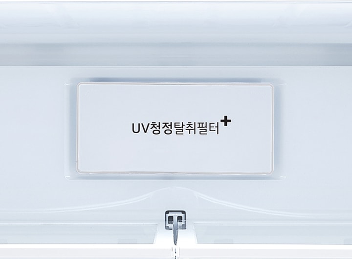 uv_청정_탈취_필터+라는_문구가_있는_금속_패널이_보입니다._패널은_깔끔하고_현대적인_디자인으로_되어_있으며,_주변은_밝은_색상의_금속_재질로_마감되어_있습니다.