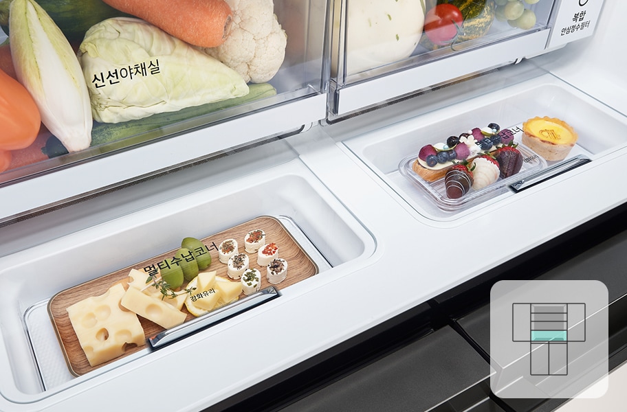신선야채실에 다양한 채소들이 보관되어 있으며, 멀티수납코너에는 치즈와 과일, 작은 요리들이 놓여 있습니다. 복합만능칸에는 다양한 디저트들이 진열되어 있습니다.