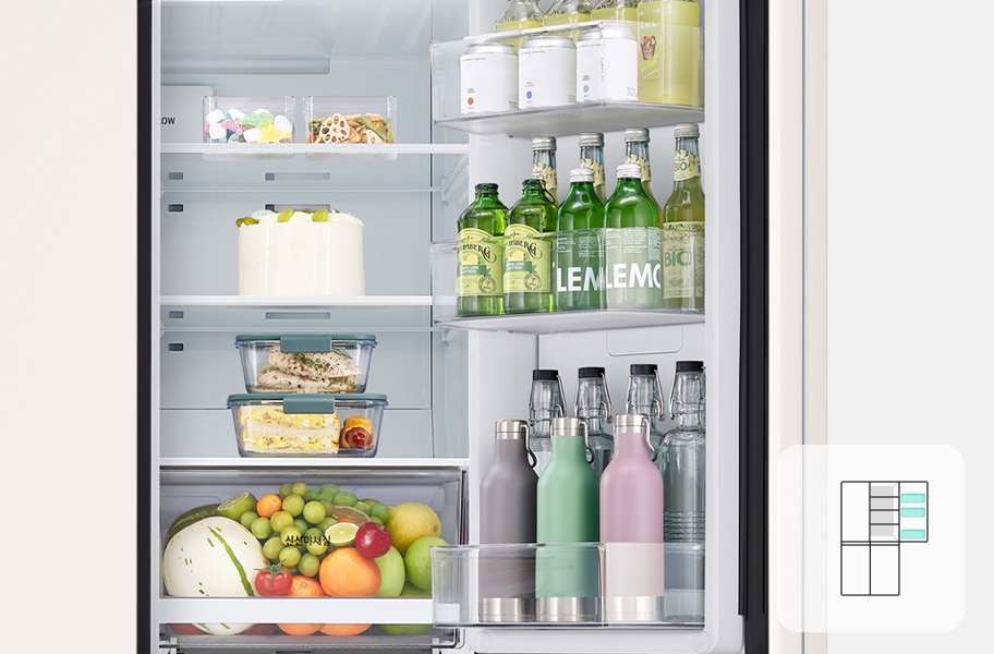 냉장고 문이 열려 있으며 내부에 다양한 음식과 음료가 정리되어 있습니다. 작은 용기에 담긴 간식들이 있고, 그 아래로 케이크가 놓여 있습니다. 중간 선반에는 밀폐 용기에 담긴 음식들이 있으며, 그 옆으로는 여러 병의 음료가 정렬되어 있습니다. 하단에는 다양한 과일들이 담긴 서랍이 보입니다. 문 쪽에는 여러 개의 물병과 보온병이 배치되어 있습니다.