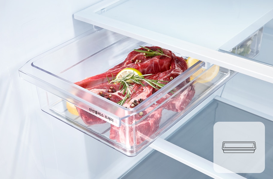 투명한 냉장고 서랍 안에 신선한 고기가 담겨 있으며, 고기 위에는 로즈마리와 후추, 레몬 조각이 올려져 있습니다. 서랍에는 신선플러스 트레이라는 텍스트가 적혀 있습니다. 배경은 냉장고 내부로 보이며, 서랍이 열려 있는 상태입니다. 한쪽에는 서랍 모양의 아이콘이 그려져 있습니다.