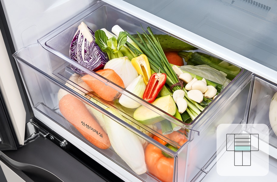 투명한 냉장고 서랍 안에 다양한 채소들이 담겨 있습니다. 양배추, 당근, 파프리카, 양파, 오이, 마늘 등이 보이며, 서랍에 신선야채실이라는 텍스트가 적혀 있습니다. 서랍 옆에는 냉장고 내부의 구조를 나타내는 아이콘이 있습니다.