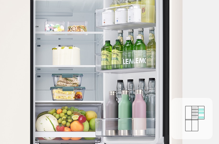 냉장고 내부가 보이며, 다양한 식품과 음료가 정리되어 있습니다. 작은 용기에 담긴 과자와 캔이 있고, 그 아래에는 케이크가 놓여 있습니다. 중간 선반에는 밀폐 용기에 담긴 음식이 있으며, 그 옆에는 여러 병의 음료가 정렬되어 있습니다. 하단에는 다양한 과일이 담긴 서랍이 보입니다. 문 쪽에는 여러 개의 물병과 텀블러가 배치되어 있습니다.