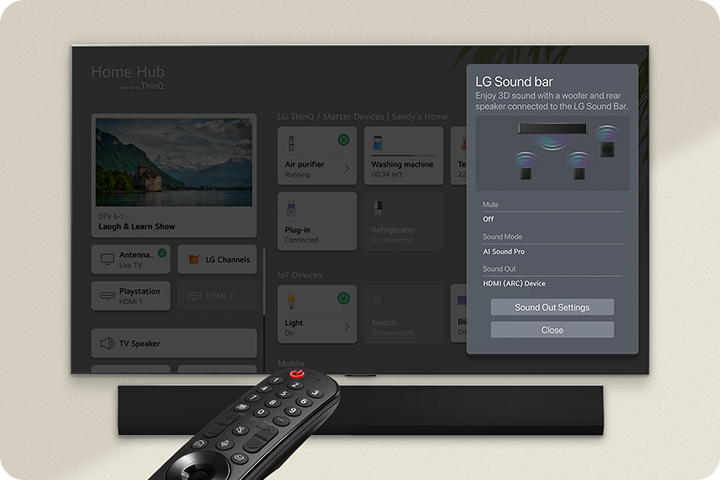 TV 화면에 Home Hub powered by ThinQ라는 제목과 함께 다양한 장치 및 서비스가 표시되어 있으며, LG Sound bar 설정 창이 열려 있습니다. 설정 창에는 3D 사운드와 우퍼 및 리어 스피커 연결에 대한 설명이 포함되어 있고, 음소거, 사운드 모드, 사운드 출력 옵션이 나열되어 있습니다. 화면 아래에는 리모컨이 보입니다.