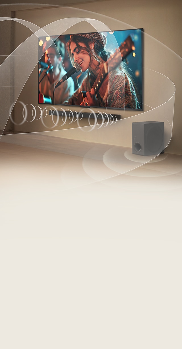 거실에 설치된 대형 TV 화면에는 마이크를 들고 노래하는 여성이 보입니다. 주변에 기타를 연주하는 다른 인물도 있습니다. TV 아래에는 사운드바가 설치되어 있고, 바닥에는 서브우퍼가 놓여 있습니다. 화면과 서브우퍼 사이에는 소리의 흐름을 나타내는 곡선과 원형의 그래픽이 그려져 있어 입체적인 사운드를 표현하고 있습니다. 배경은 따뜻한 색조의 실내 공간입니다.