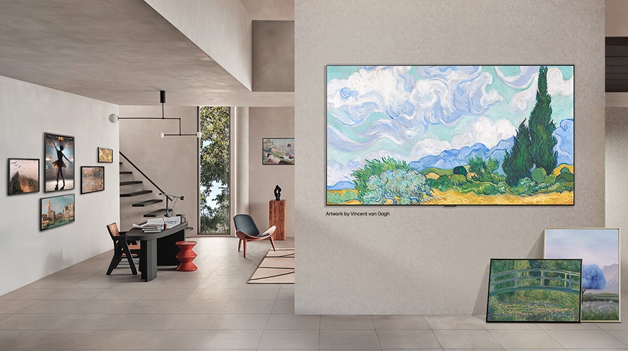 세련된 집 내부. 다양한 예술 작품들이 전시되어 있습니다. 중앙 벽에는 인기 있는 예술 작품이 화면에 표시된 LG TV가 있습니다. TV는 마치 박물관의 그림처럼 보입니다.