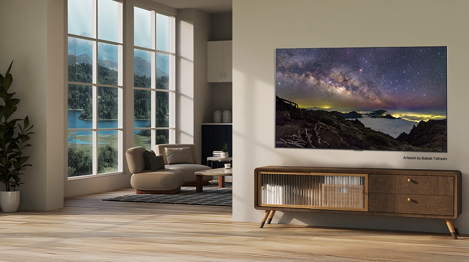 시골 주택 내부. 벽걸이형 대형 LG TV가 화면에 아름다운 자연 경관 예술 작품을 전시하고 있습니다. TV는 마치 벽에 걸린 사진처럼 보입니다