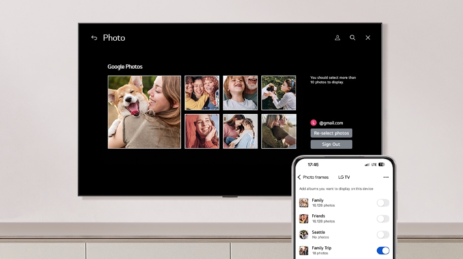 전면에 휴대폰이 있는 벽걸이형 LG TV. LG TV에서 Google 포토를 설정하는 과정이 표시됩니다.