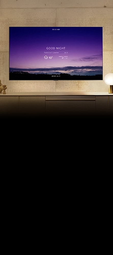 자연의 밤 풍경이 담긴 와이드 스크린이 벽에 걸려있습니다. 화면에는 'GOOD NIGHT'이라는 문구와 함께 현재 기온인 10℃와 최고/최저 기온인 17℃/4℃가 표시되어 있습니다.