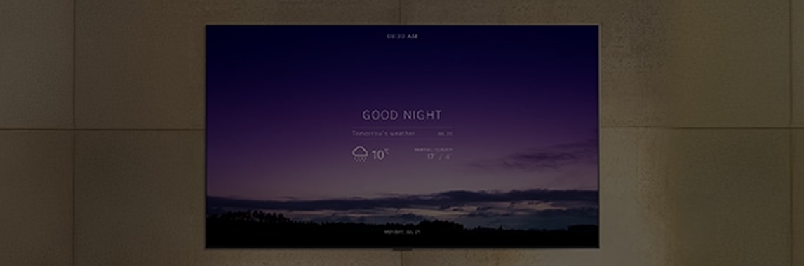 자연의 밤 풍경이 담긴 와이드 스크린이 벽에 걸려있습니다.