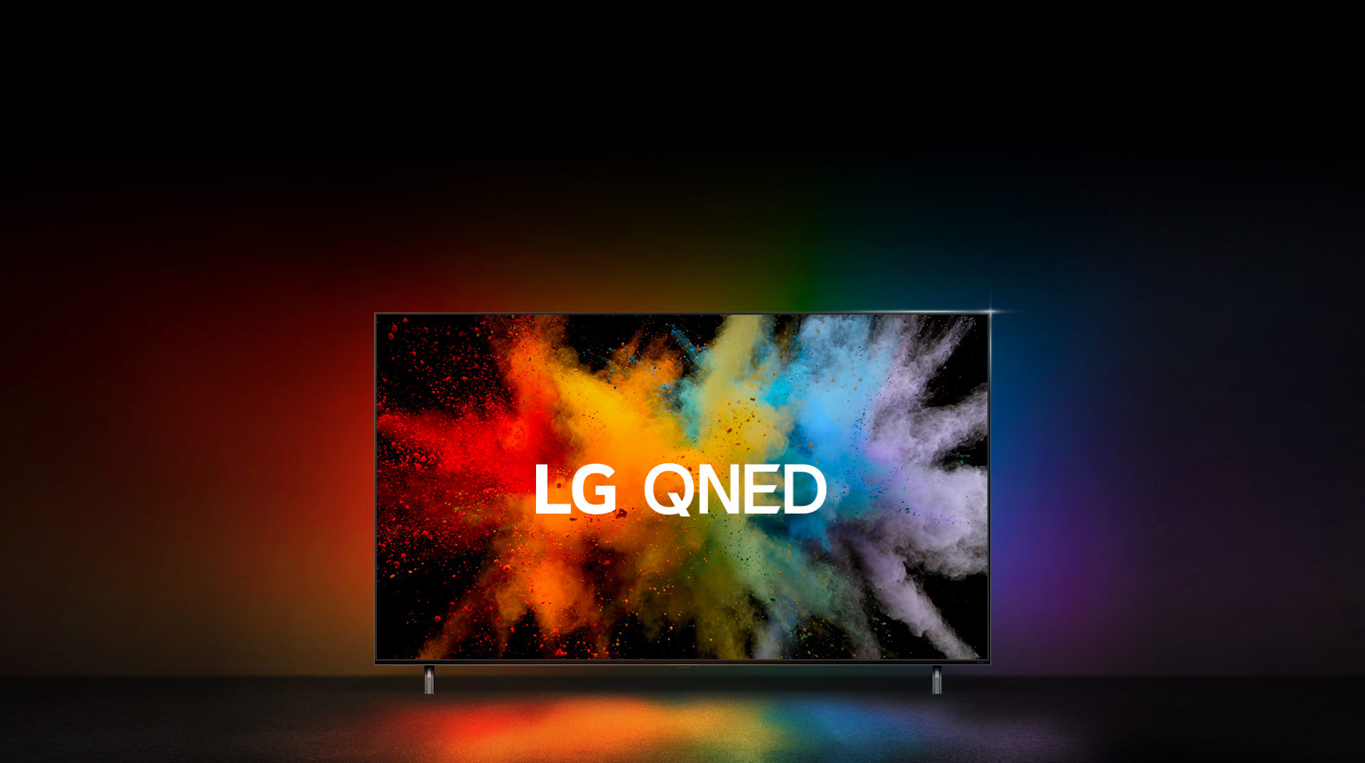 LG QNED 텔레비전 화면에 다양한 색상의 폭발적인 색채가 표현되어 있습니다. 텍스트로 LG QNED가 중앙에 크게 표시되어 있으며, 배경은 어두운 색조로 되어 있어 화면의 색상이 더욱 돋보입니다.