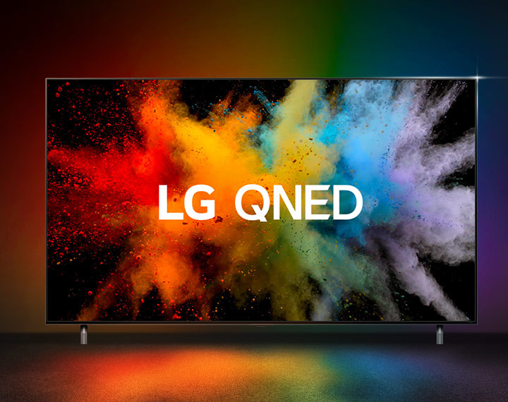 LG QNED 텔레비전 화면에 다양한 색상의 폭발적인 색채가 표현되어 있습니다. 텍스트로 LG QNED가 중앙에 크게 표시되어 있으며, 배경은 어두운 색조로 되어 있어 화면의 색상이 더욱 돋보입니다.