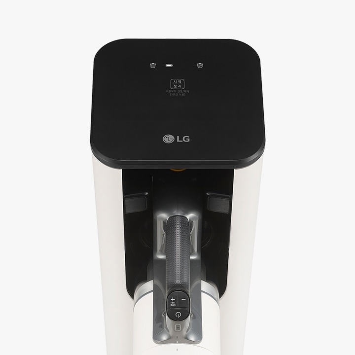 lg_로고가_있는_검은색_상단_패널이_보이며,_패널에는_쓰레기통_모양의_아이콘과_시작/정지_버튼이_있습니다._시작/정지_버튼_아래에는_자동_먼지_압축_비움_(3단계_필터)라는_텍스트가_있습니다._하단에는_진공청소기의_손잡이_부분이_보입니다.
