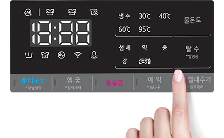 디지털_디스플레이에_시간_'18:88'이_표시되어_있으며,_다양한_아이콘과_함께_냉수,_30℃,_40℃,_60℃,_95℃의_물온도를_선택할_수_있는_옵션이_있습니다._세탁_강도를_'섬세',_'약',_'중',_'강'으로_설정할_수_있으며,_'건조선택'과_'탈수'_기능도_포함되어_있습니다._하단에는_'터보샷',_'헹굼',_'통살균',_'예약',_'빨래추가'_버튼이_나열되어_있으며,_손가락이_'빨래추가'_버튼을_가리키고_있습니다.