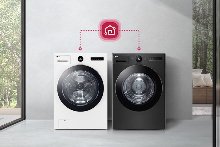 하얀색과 검은색의 LG 세탁기가 나란히 놓여 있으며, 두 세탁기 위에는 스마트홈 아이콘이 연결된 모습이 있습니다. 배경은 창문을 통해 보이는 나무와 실내 공간이 조화를 이루고 있습니다.