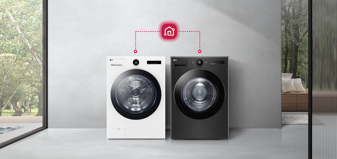 두 대의 세탁기가 나란히 놓여 있으며, 각각 회색과 흰색으로 디자인되어 있습니다. 세탁기 위에는 스마트 홈 연결을 나타내는 아이콘이 있으며, 점선으로 연결되어 있습니다. 