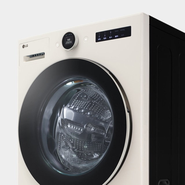 LG Objet 세탁기가 보이며, 전면에 투명한 문이 있어 내부가 보입니다. 상단에는 조작 패널과 다이얼이 있으며, 디지털 디스플레이가 장착되어 있습니다. 디자인은 깔끔하고 현대적입니다.