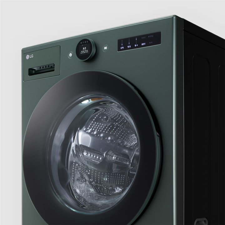 LG Objet 세탁기의 이미지입니다. 세탁기 앞면에는 투명한 문이 있으며, 상단에 LG 로고와 Objet라는 글자가 보입니다. 디지털 디스플레이와 조작 버튼이 있으며, 세탁기 내부가 보입니다. 디자인은 현대적이고 깔끔합니다.