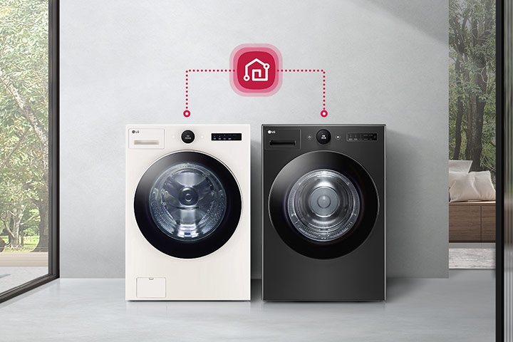 두 대의 LG 세탁기가 나란히 놓여 있으며, 각각 흰색과 검은색으로 되어 있습니다. 세탁기 위에는 스마트홈 연결을 나타내는 아이콘이 있습니다. 배경은 창문을 통해 보이는 나무와 실내 공간으로 구성되어 있습니다.