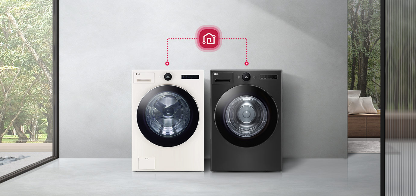 두 대의 LG 세탁기가 나란히 놓여 있으며, 각각 흰색과 검은색으로 되어 있습니다. 세탁기 위에는 스마트홈 연결을 나타내는 아이콘이 있습니다. 배경은 창문을 통해 보이는 나무와 실내 공간으로 구성되어 있습니다.