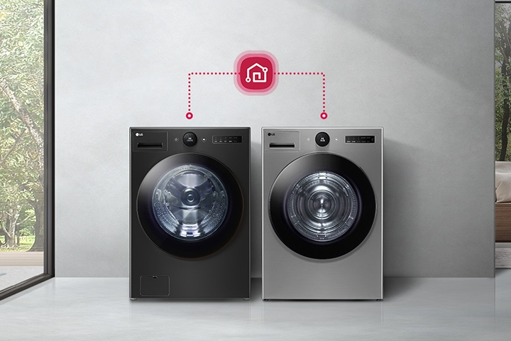 검은색과 은색의 LG 세탁기가 나란히 놓여 있으며, 그 위에 스마트홈 연결을 나타내는 아이콘이 있습니다. 