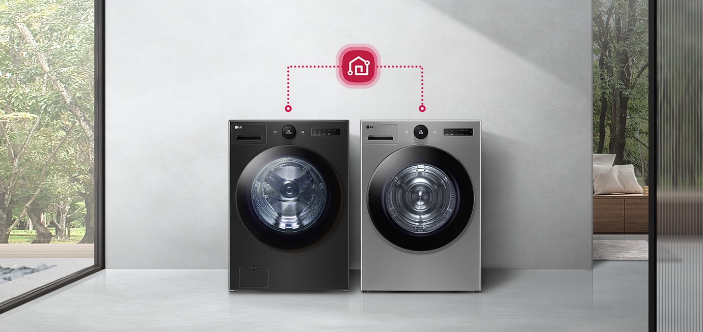 검은색과 은색의 LG 세탁기가 나란히 놓여 있으며, 그 위에 스마트홈 연결을 나타내는 아이콘이 있습니다. 