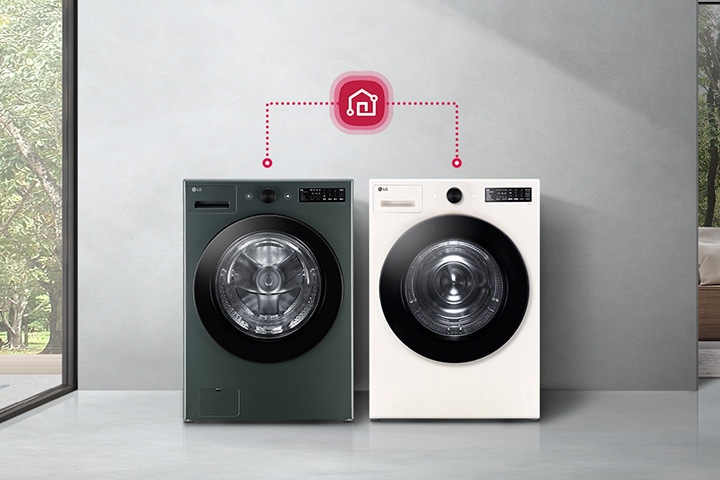 두 대의 LG 세탁기가 나란히 놓여 있으며, 각각 검은색과 흰색으로 디자인되어 있습니다. 세탁기 위에는 스마트 홈 연결을 상징하는 아이콘이 있습니다. 