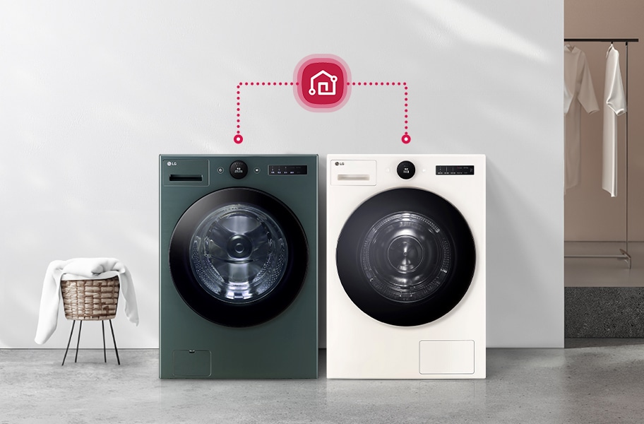 두 대의 LG 세탁기가 나란히 놓여 있으며, 각각의 세탁기 위에는 LG 로고가 보입니다. 세탁기 위에 스마트 홈 연결을 암시하는 아이콘이 점선으로 연결되어 있습니다. 세탁기 옆에는 빨래 바구니가 있고, 배경에는 옷이 걸려 있는 모습이 보입니다.