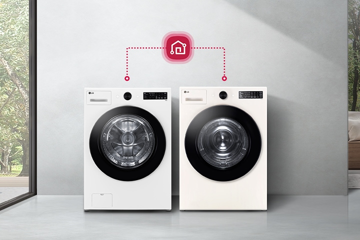 두 대의 LG 세탁기가 나란히 놓여 있으며, 그 위에는 스마트 홈 연결을 나타내는 아이콘이 있습니다. 