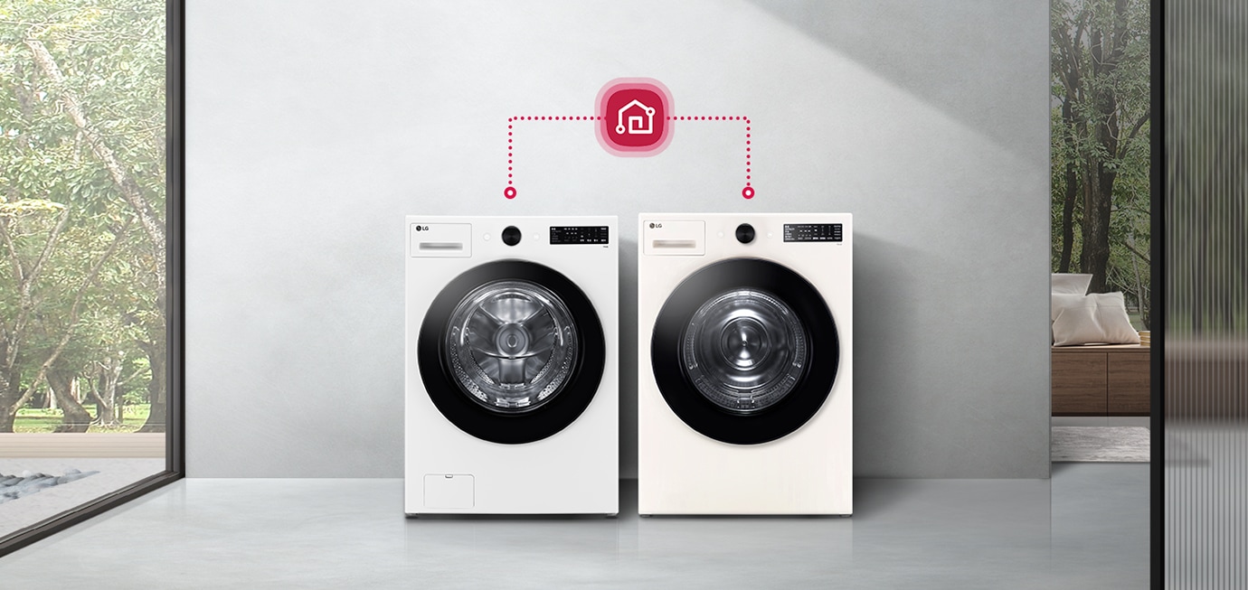 두 대의 LG 세탁기가 나란히 놓여 있으며, 그 위에는 스마트 홈 연결을 나타내는 아이콘이 있습니다. 