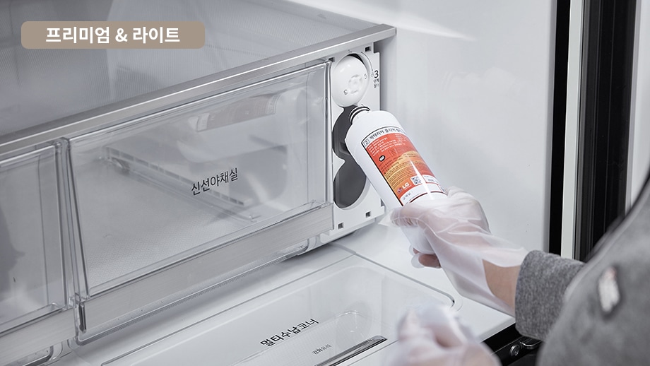이미지에 프리미엄 & 라이트 텍스트가 표기되어 있으며, LG 가전 케어 전문가가 필터를 교체하고 있습니다.