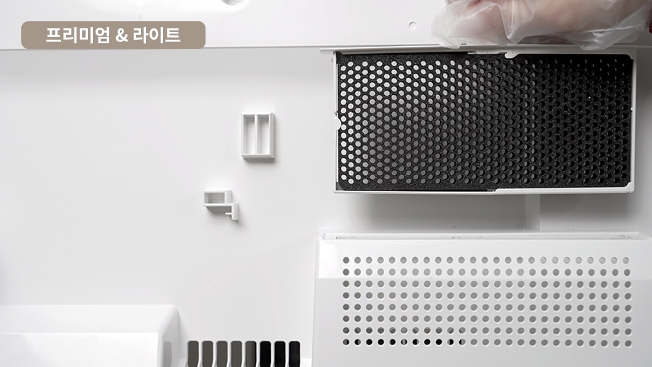 이미지에 프리미엄 & 라이트 텍스트가 표기되어 있으며, 탈취 필터에 LG 가전 케어 전문가가 손을 올리고 있습니다.
