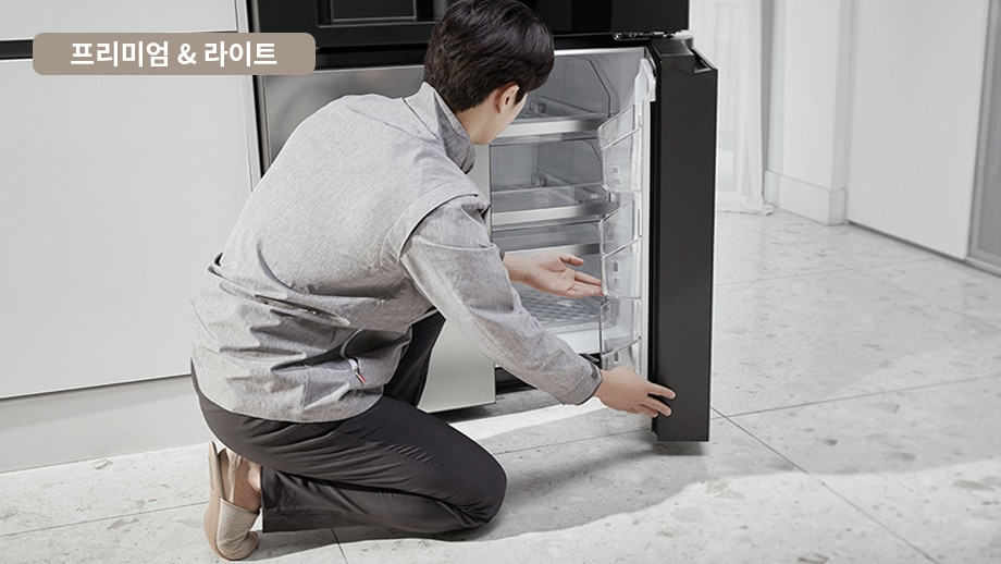 이미지에 프리미엄 & 라이트 텍스트가 표기되어 있으며, LG 가전 케어 전문가가 냉장고 내부를 확인하고 있습니다.