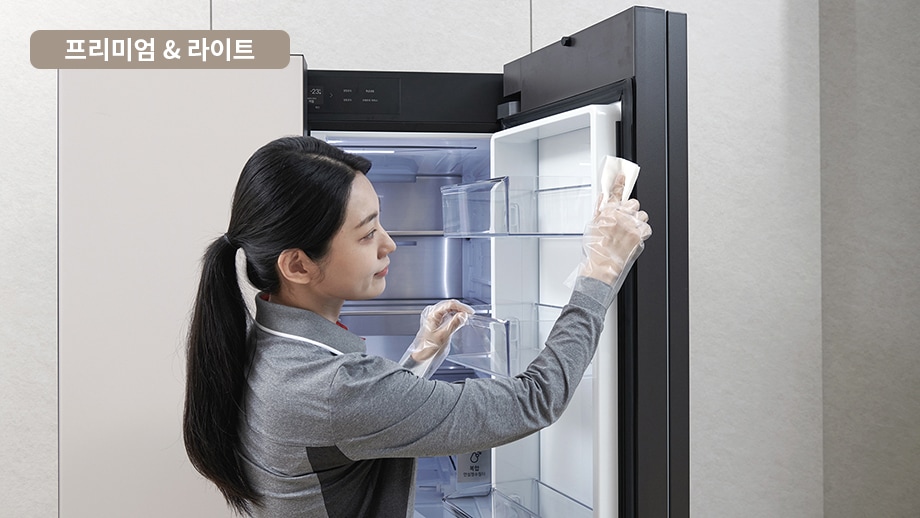 성인 남자 직원이 냉장고가 있던 자리, 외관 등을 클리닝 해주는 모습의 이미지입니다.