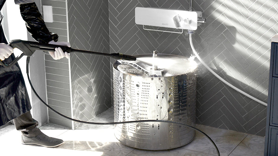 LG 가전 케어 전문가가 세척하는 모습.