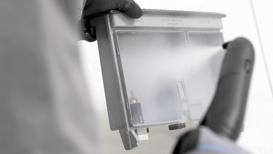 LG 가전 케어 전문가가 스팀케어 하는 모습.