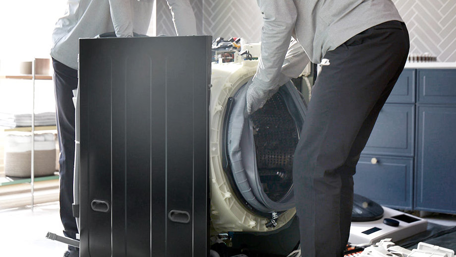 LG 가전 케어 전문가가 고무 패킹을 교체하는 모습.