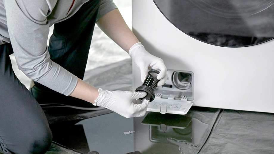 LG 가전 케어 전문가가 배수 필터 교체하는 모습.