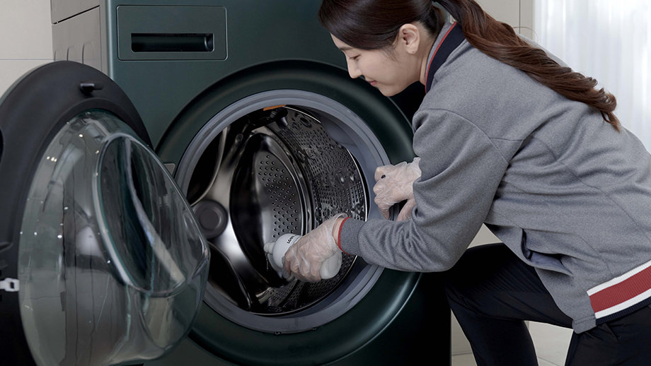 LG 가전 케어 전문가가 제품 관리하는 모습.