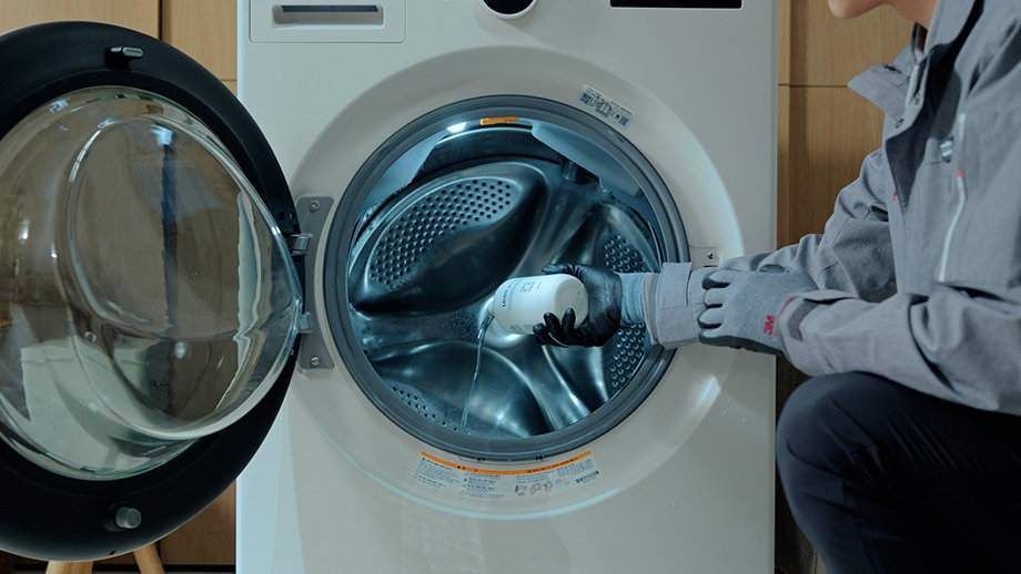 LG 가전 케어 전문가가 통살균 세척 및 내외부 클리닝 하는 모습.