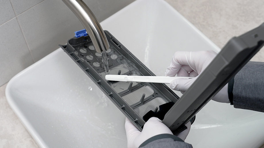 LG 가전 케어 전문가가 필터를 세척하는 모습.