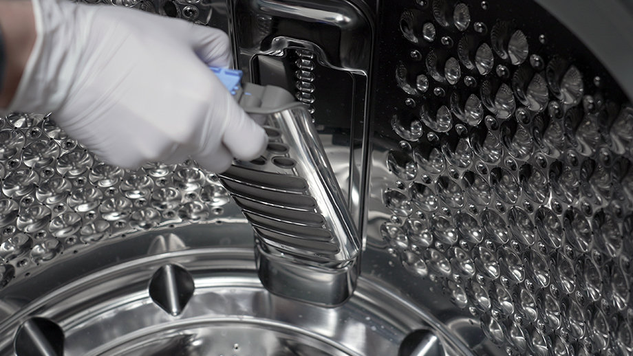 LG 가전 케어 전문가가 필터 교체하는 모습.