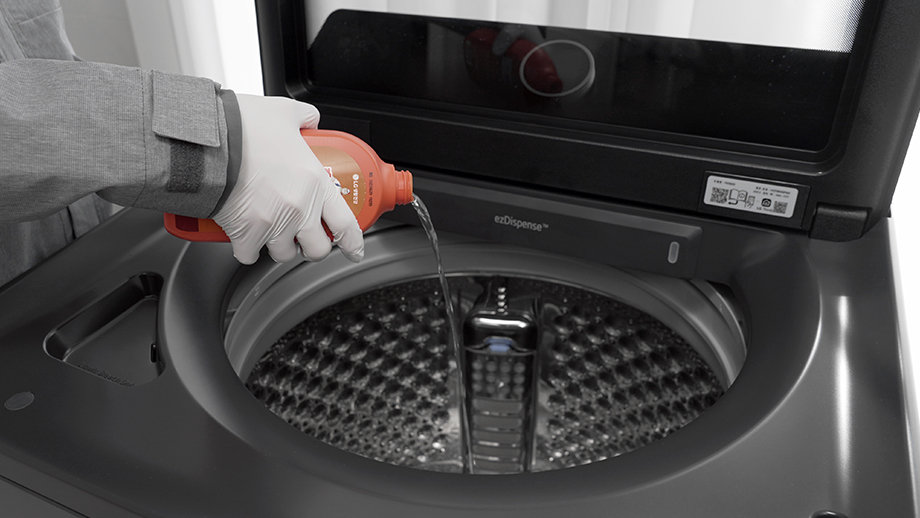 LG 가전 케어 전문가가 통살균 세척 및 내외부 클리닝 하는 모습.