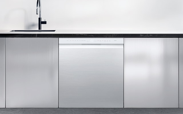 스테인리스 전면 패널을 가진 빌트인 식기세척기가 흰색 및 나무색 캐비닛으로 둘러싸인 주방에 설치되어 있습니다.