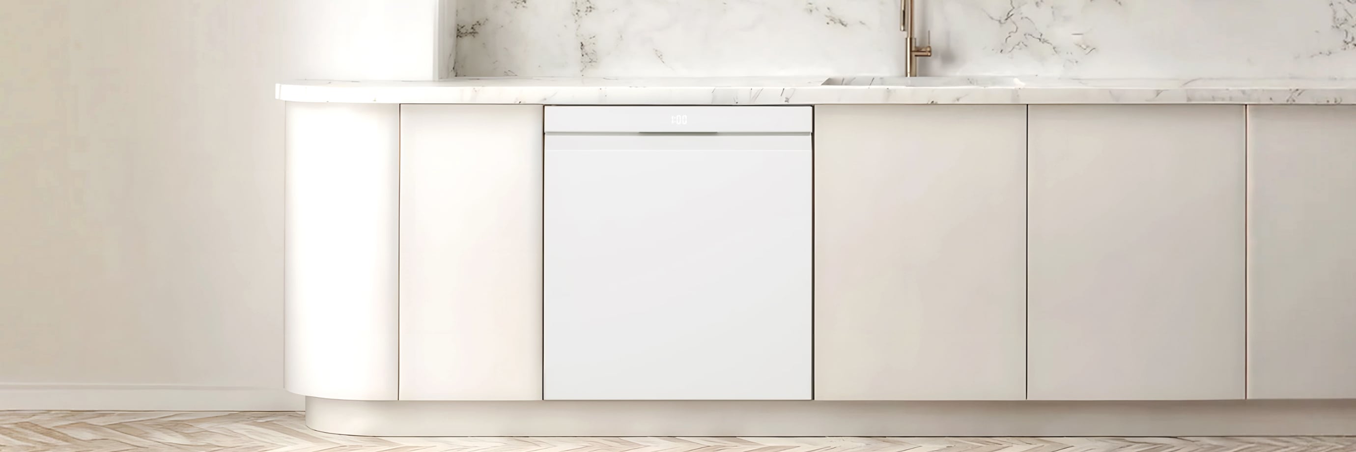 아이보리색 주방 가구의 정면 모습으로, 식기세척기가 빌트인되어 있고 위에는 대리석 조리대가 보입니다.